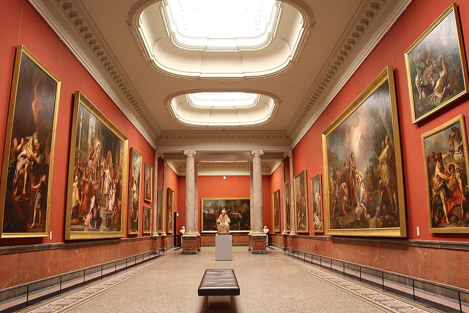 Une salle de peintures aux murs rouges du Musée Fabre, à Montpellier