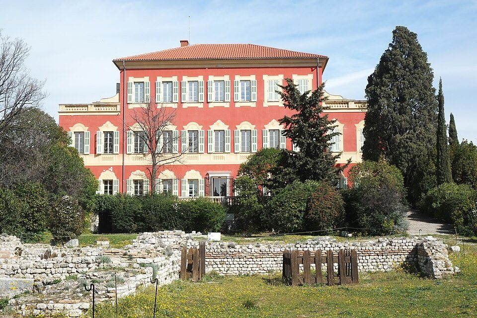 La villa rouge du Musée Matisse au milieu des vestiges de Cimiez, à Nice