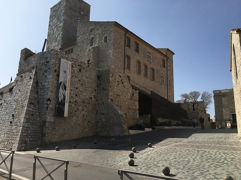 Il castello Grimaldi che ospita il Museo Picasso, ad Antibes