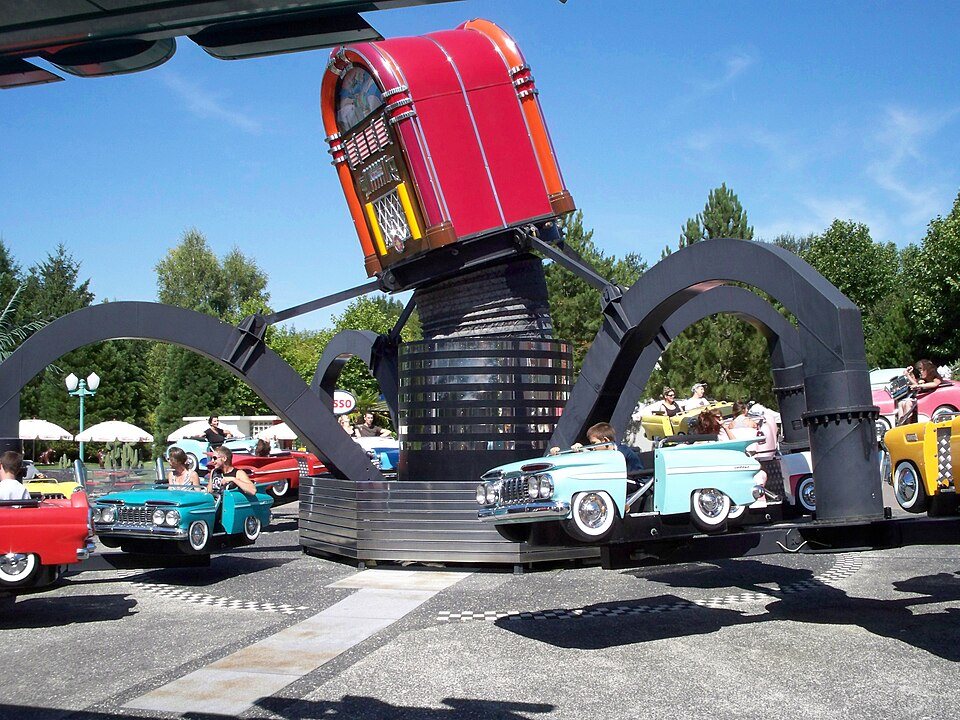 Un manège de voitures anciennes au parc d'attractions Nigloland