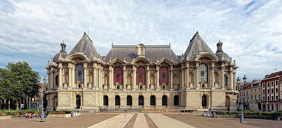 Die Fassade des Palais des Beaux-Arts in Lille an der Place de la République