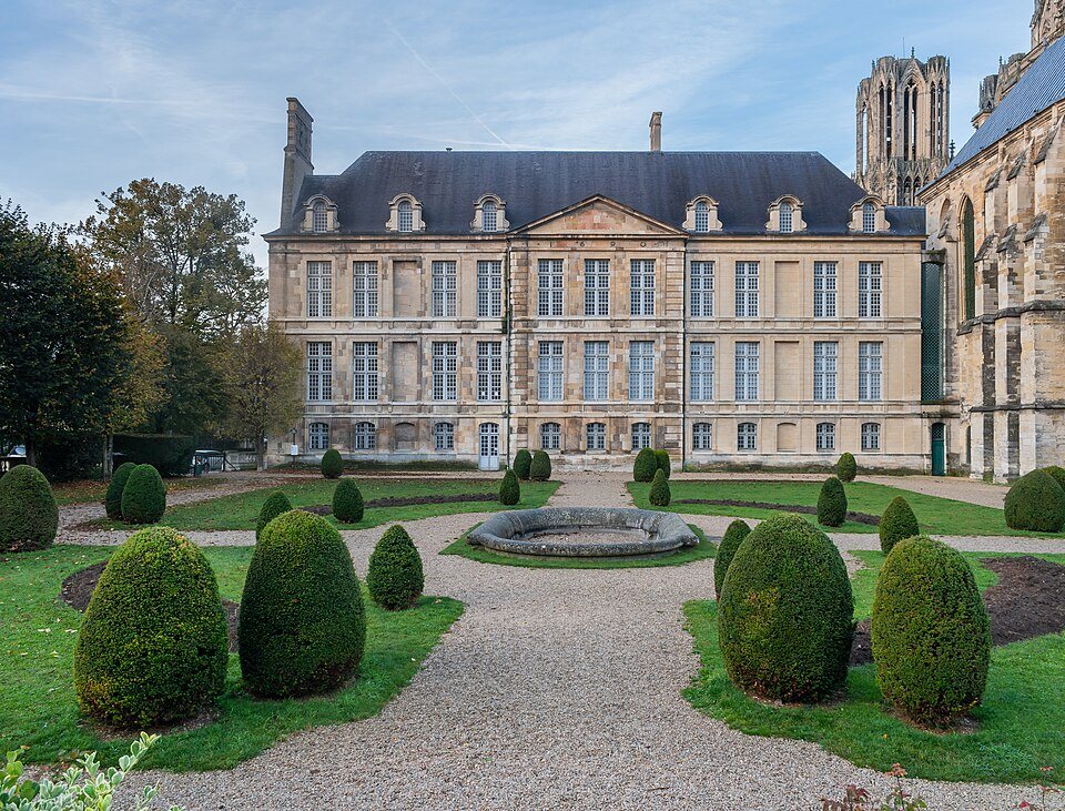 Das Palais du Tau und sein Garten am Fuß der Kathedrale von Reims