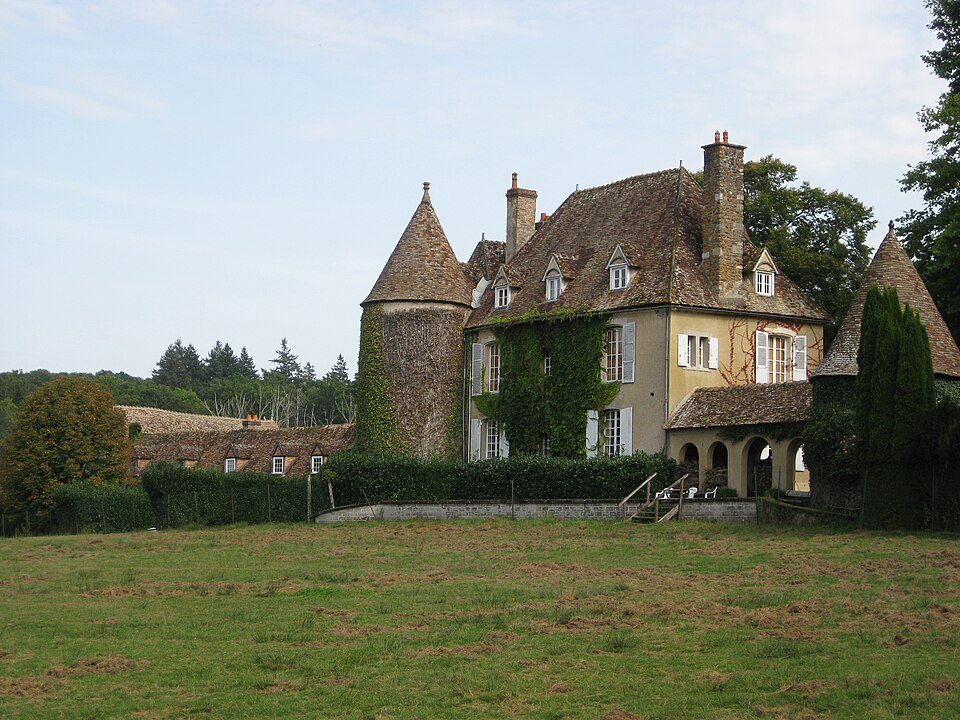 Le manoir du Parc animalier de Boutissaint et sa prairie