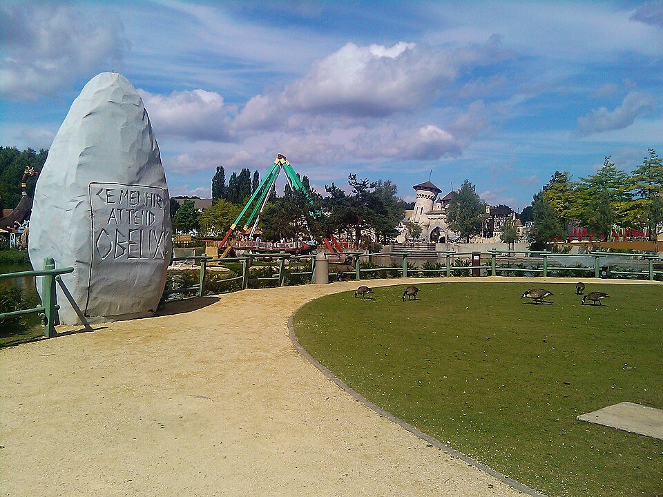 Il menhir di Obelix all'ingresso di un viale del Parco Astérix