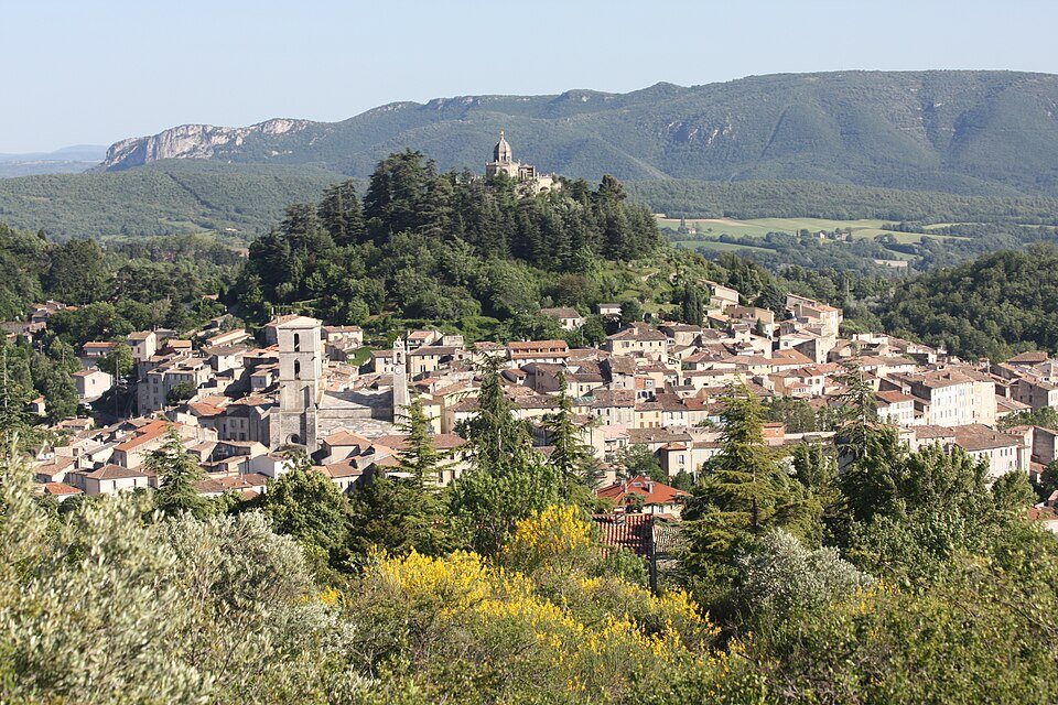 Un village perché au milieu des collines du Parc naturel régional du Luberon