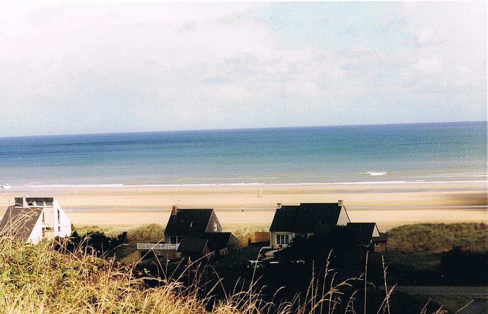 Une plage du Débarquement vue depuis la dune, face à la Manche