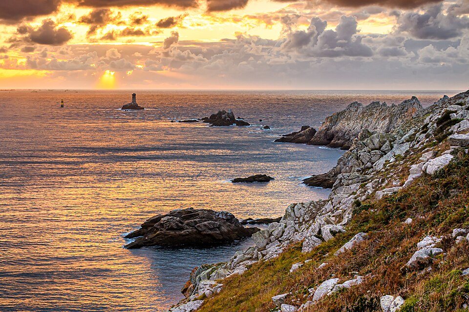 La Pointe du Raz e il faro della Vieille al tramonto