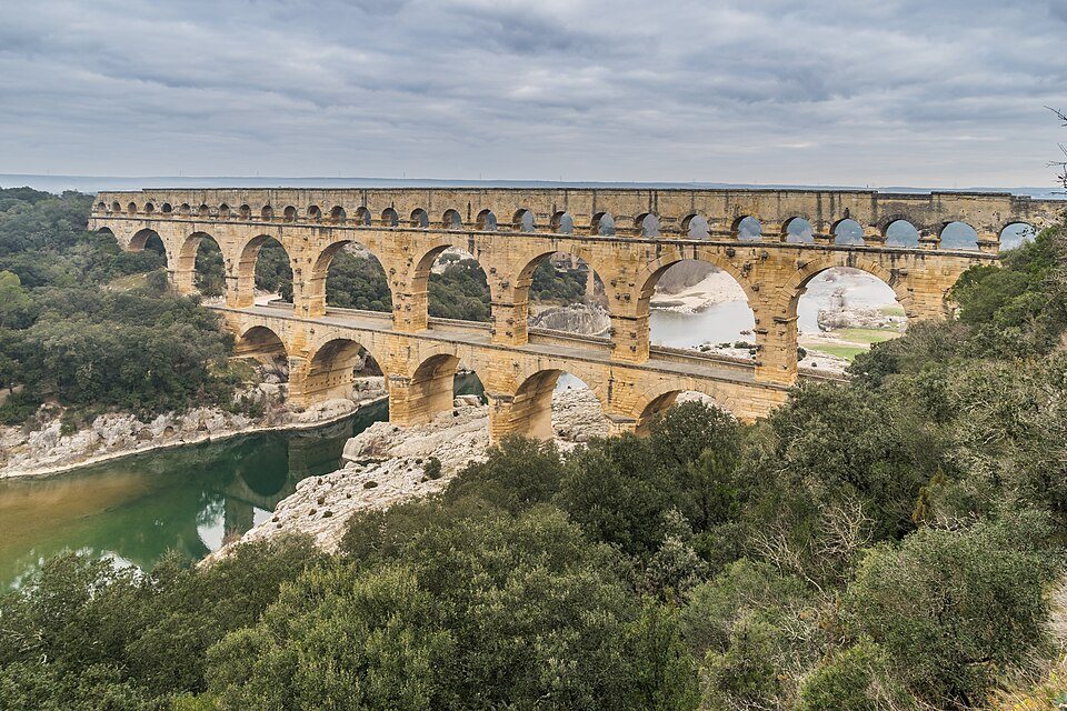 Le Pont du Gard enjambant le Gardon