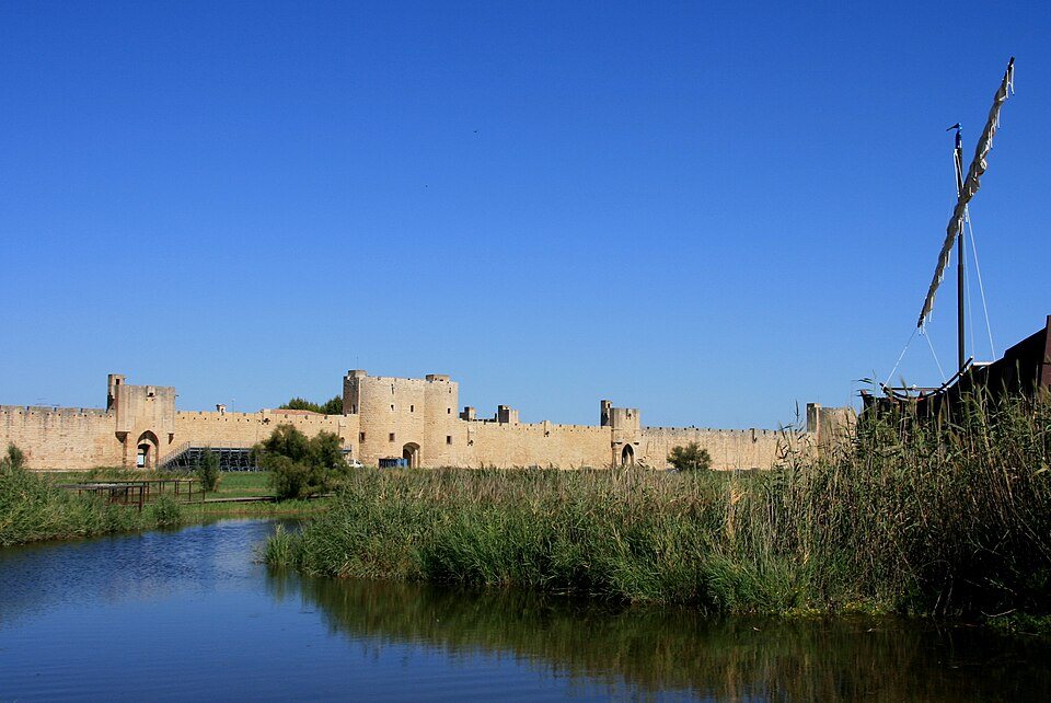 Las murallas de Aigues-Mortes sobre las marismas