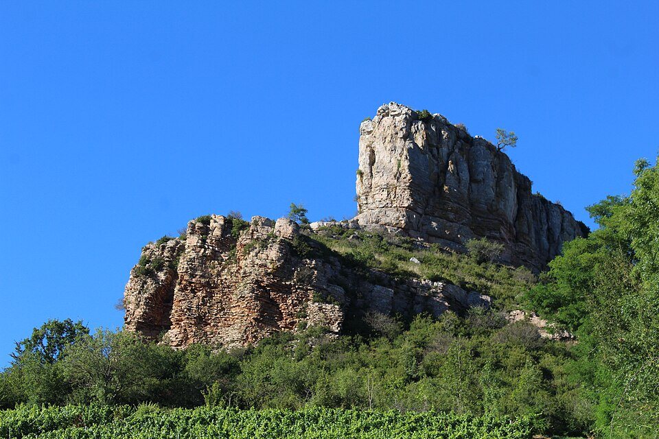 La Roche de Solutré dressée au-dessus des vignes