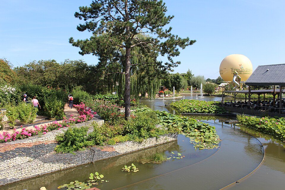 Le plan d'eau, les massifs fleuris et le ballon captif de Terra Botanica
