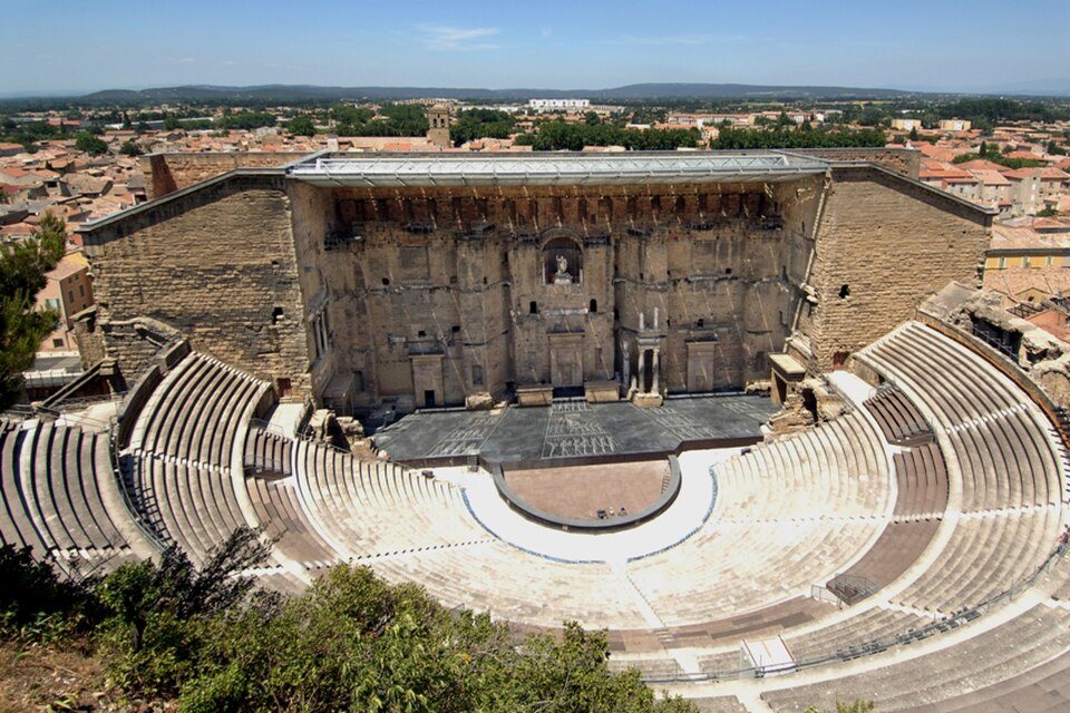 Les gradins et le mur de scène du Théâtre antique d'Orange