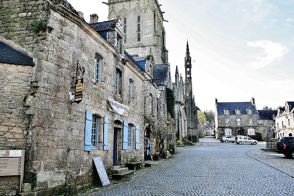 Las casas de granito y la plaza empedrada del pueblo de Locronan