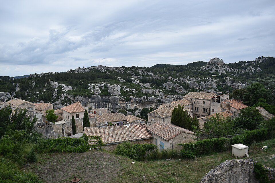 Die Dächer des Dorfes Les Baux-de-Provence am Fuß der Alpilles