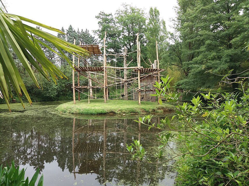 Un îlot et sa structure en bois au bord d'un étang du Zoo de La Flèche
