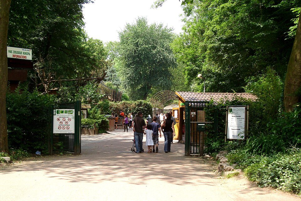 Des visiteurs à l'entrée ombragée du Zoo de Lille