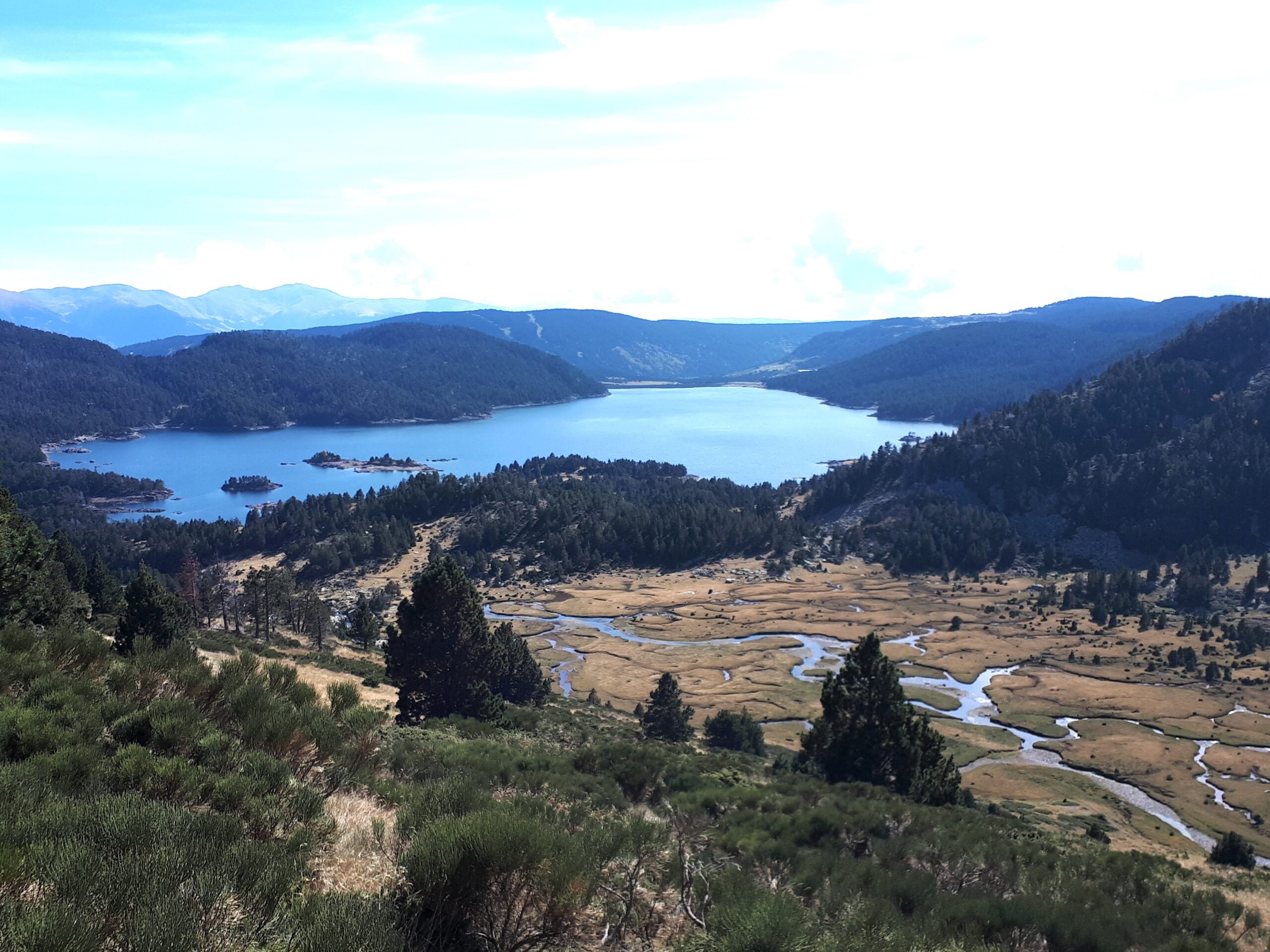 Lac des Bouillouses, umgeben von Bergen in den katalanischen Pyrenäen