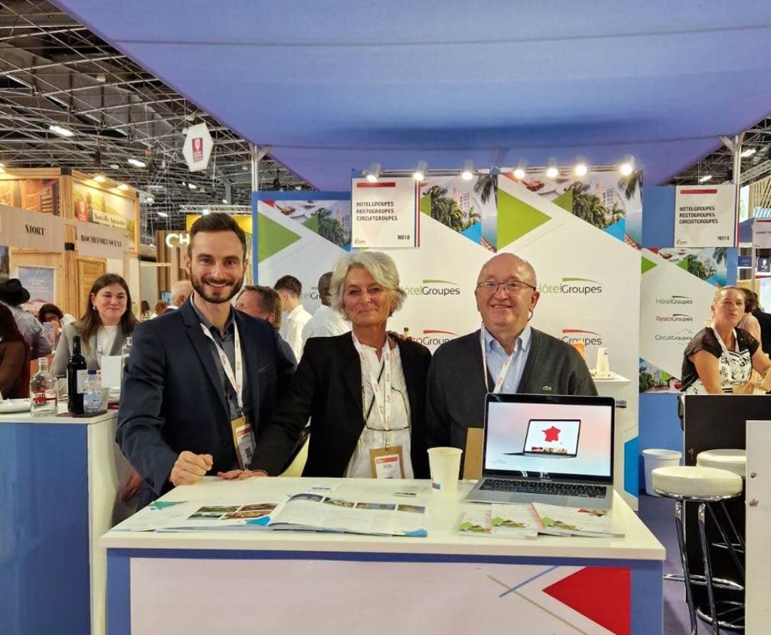 Il team della rete a una fiera del turismo