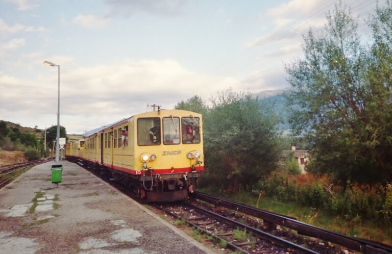 Train Jaune dans les Pyrénées catalanes, près de Font-Romeu