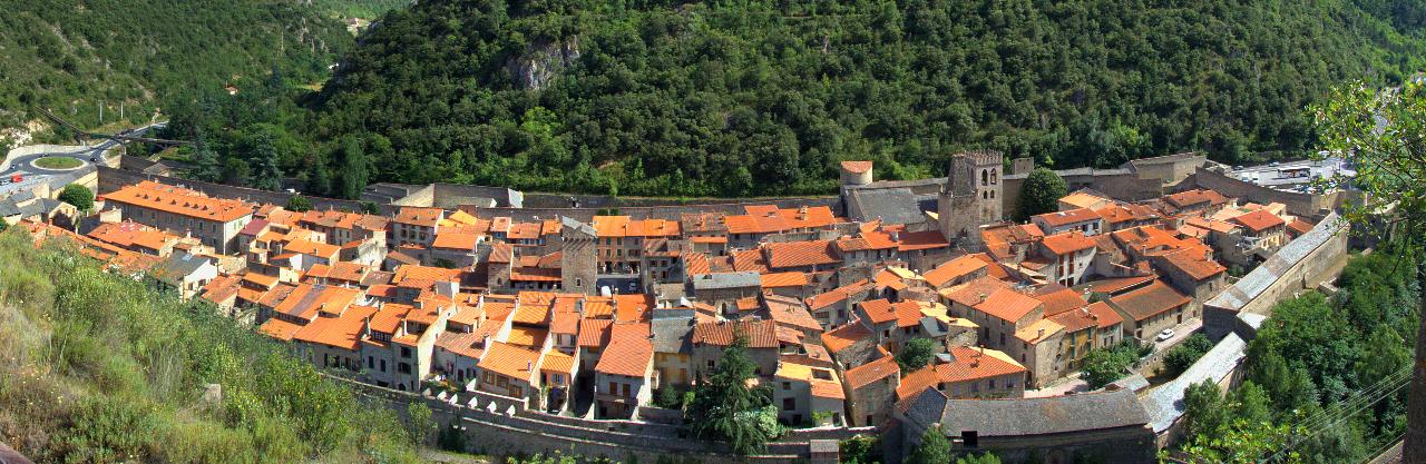 Panoramablick auf Villefranche-de-Conflent, Festungsstadt in den Pyrénées-Orientales – Foto: Javier Pais, CC BY 2.0