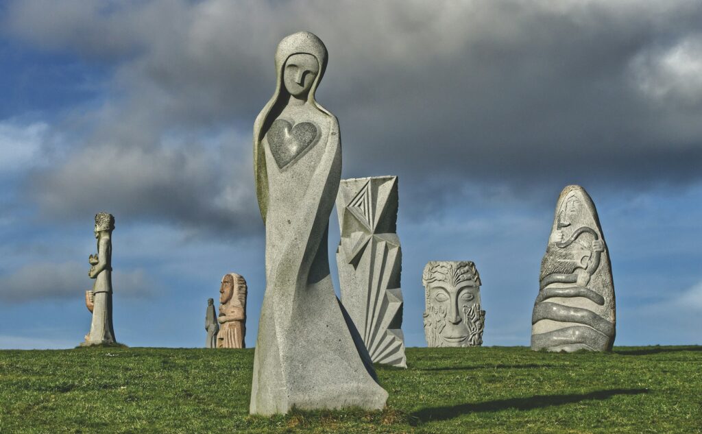 Granitstatuen bretonischer Heiliger auf dem Hügel des Vallée des Saints in Carnoët