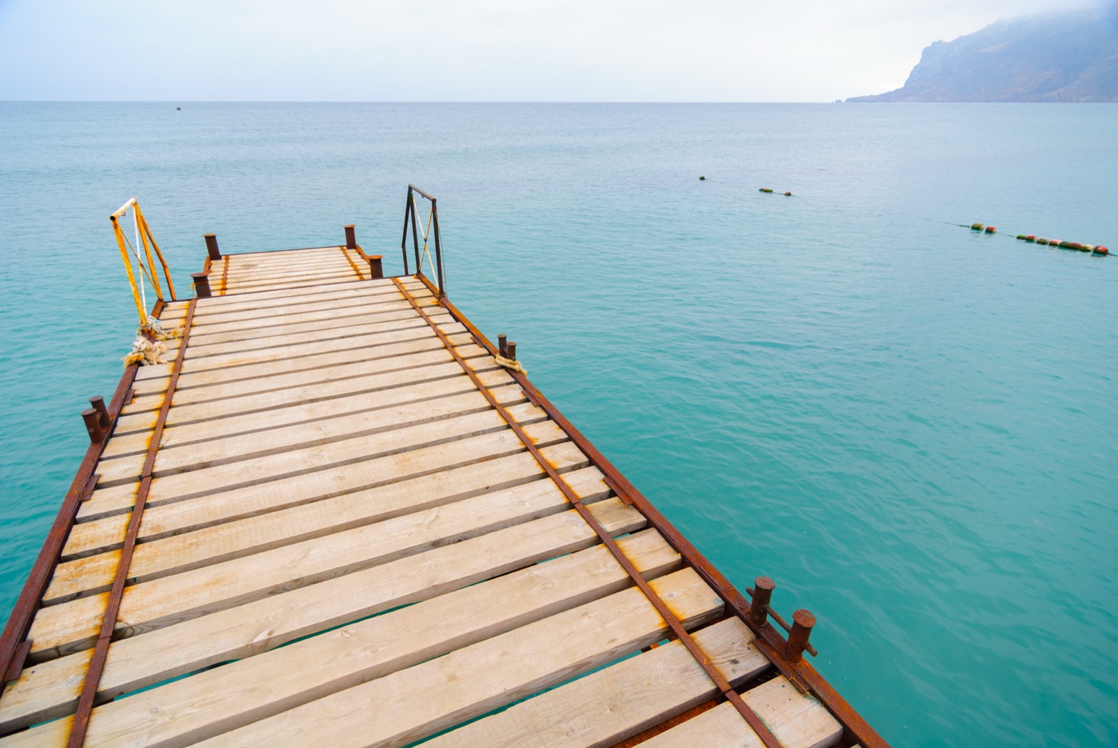 Pontile di legno su un mare turchese