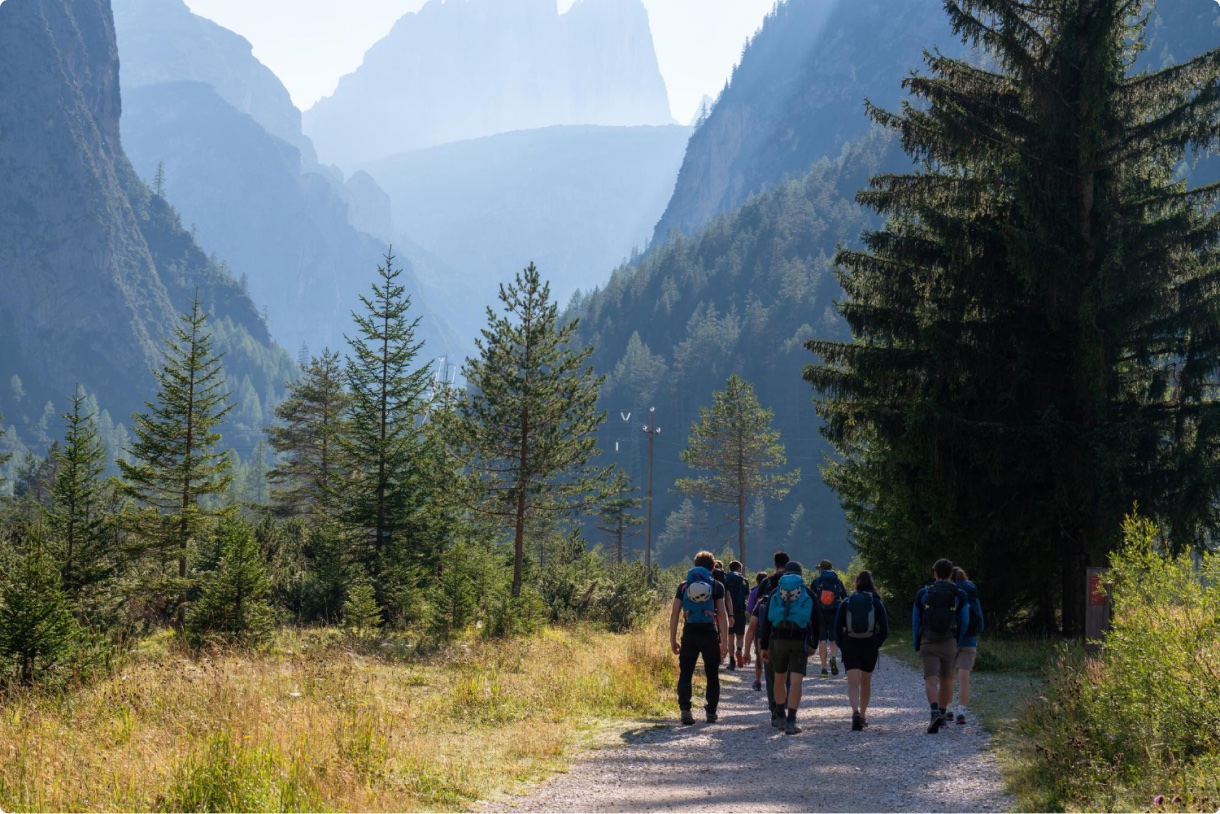 Groupe de randonneurs en montagne