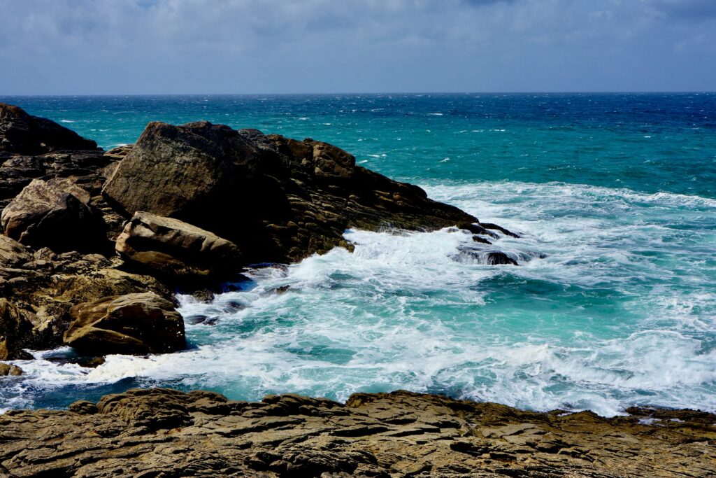 Côte rocheuse et mer turquoise en Bretagne