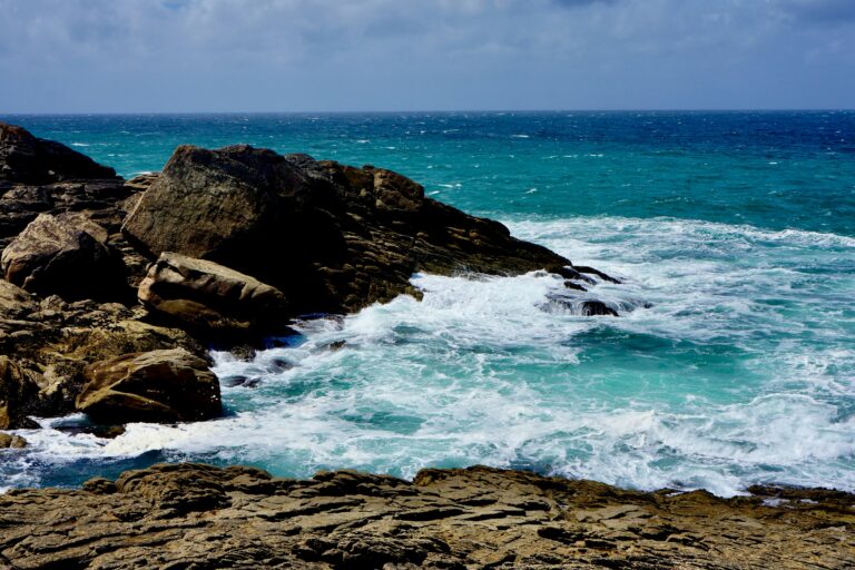 Côte rocheuse et mer turquoise en Bretagne