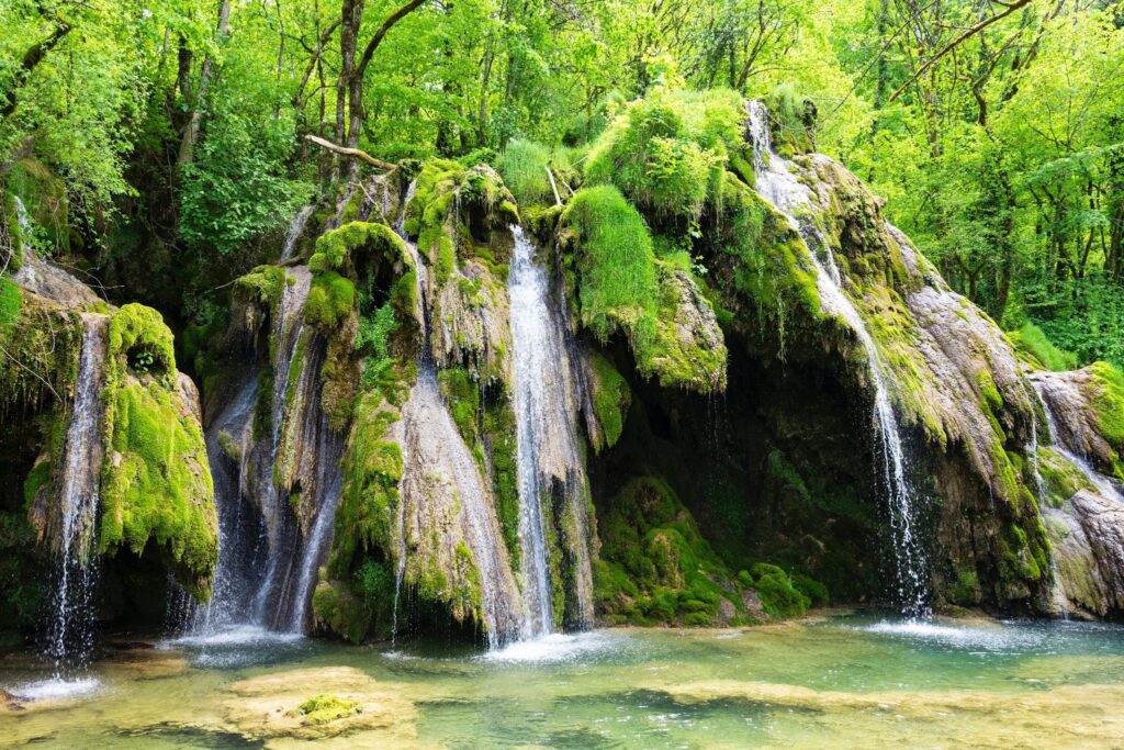Cascades du Jura dans un paysage naturel pour un voyage en groupe