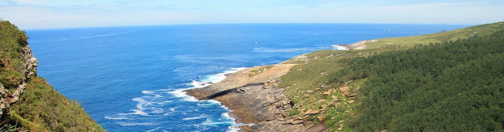 Côte Atlantique du Pays basque pour randonnée en groupe entre montagne et océan