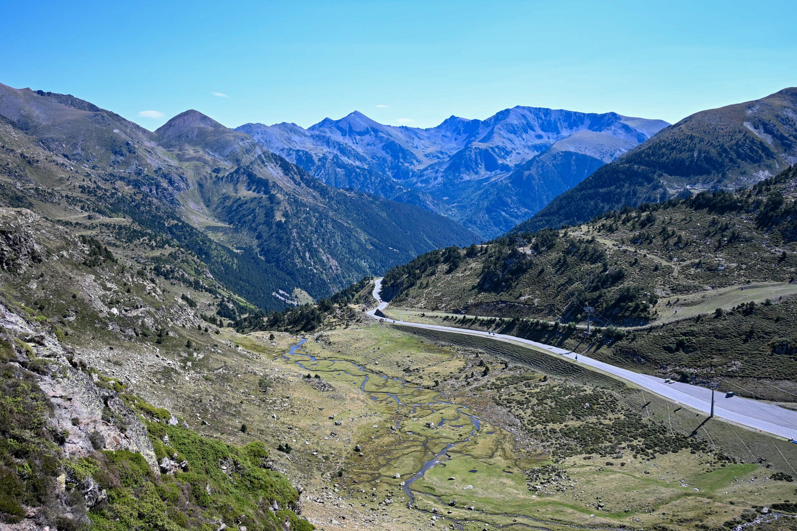 Bergstraße in Andorra während einer Gruppenrundreise in den Pyrenäen