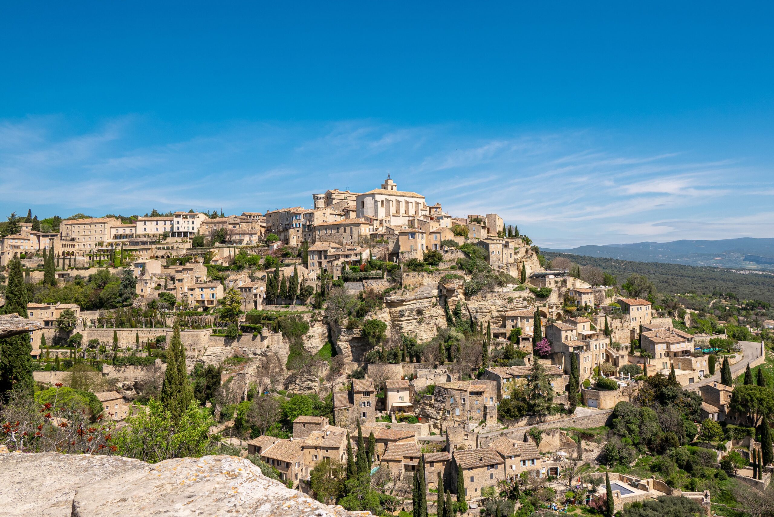 Villaggio di Gordes in Provenza durante un circuito di gruppo