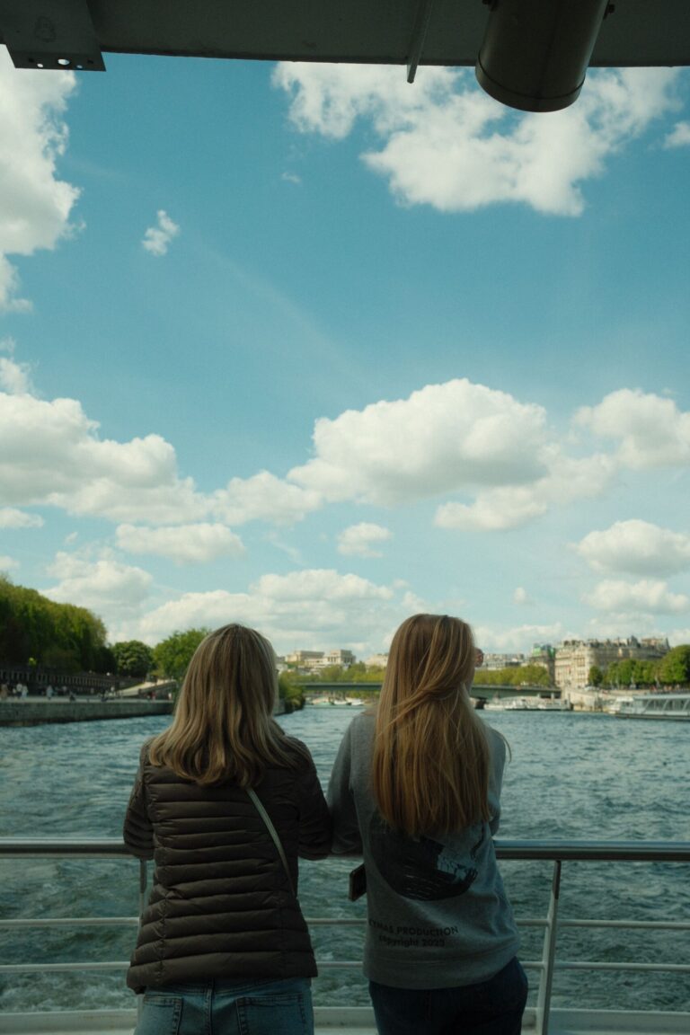 Groupe en croisière sur la Seine pendant une sortie estivale