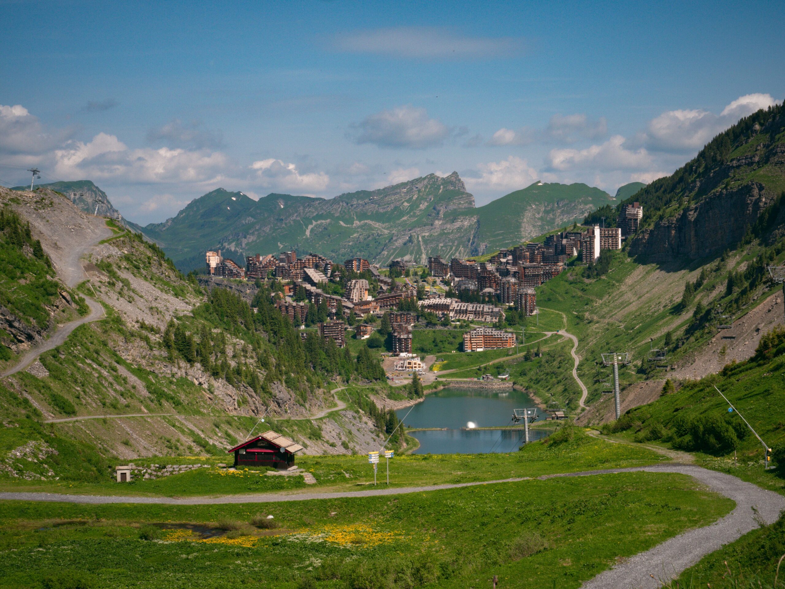 Paesaggio di montagna in estate per un’attività di gruppo